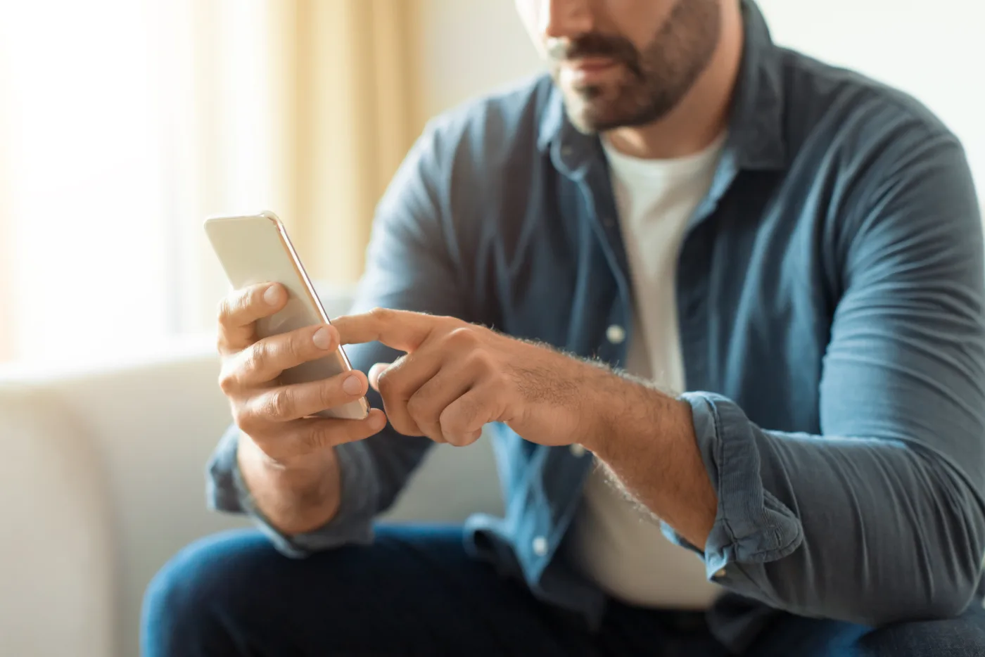 Inversor consultando la plataforma desde su móvil